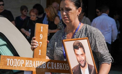 В кадър: С аплодисменти близки и приятели изпратиха Тодор Славков в последния му път 