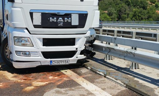 В кадър: Тир катастрофира на АМ "Струма", гориво се разля по платното
