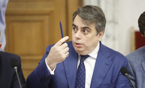 Асен Василев: И Радев "напоява с маркуча" олигарсите