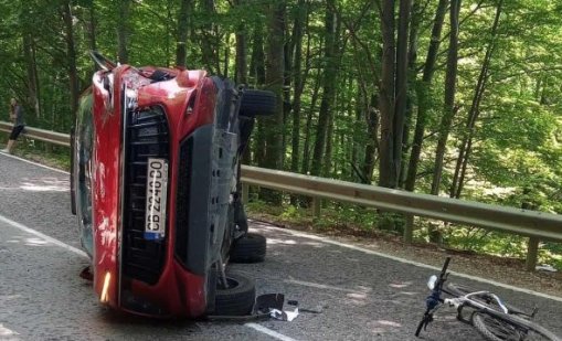 Преобърната кола на прохода "Петрохан" ограничи движението