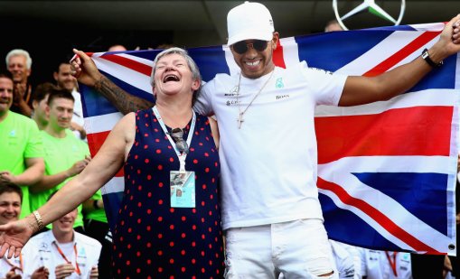 Вместо Ким Кардашян предпочете мама: Люис Хамилтън разходи майка си в тибетско село