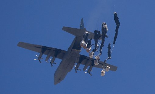 Самолети пускат 25 тона хуманитарна помощ над Газа