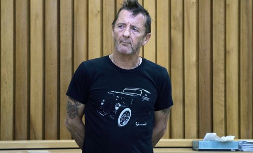Барабанистът на AC/DC отсече дърво с ферарито си