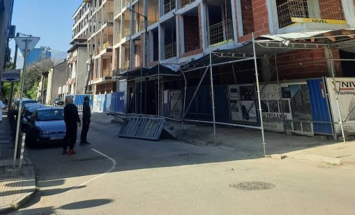 На косъм от трагедия: Кофраж се стовари от петия етаж в центъра на София 