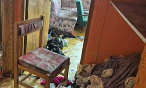 Непоносима миризма, мръсотия: Потресаващи условия в дома на двете деца в Ямбол
