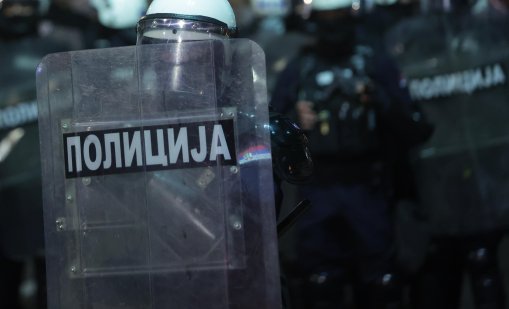 Млада жена е ранена, след като нападнала полицай с нож в Белград