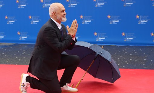 Джентълмен: Еди Рама посрещна на колене Мелони в Тирана СНИМКИ