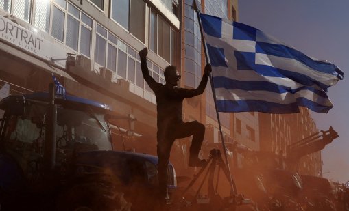 Гръцките фермери ескалират протестите си