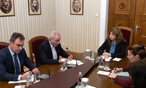 Президентът и КЗК проведоха среща, търсят решение на кризата