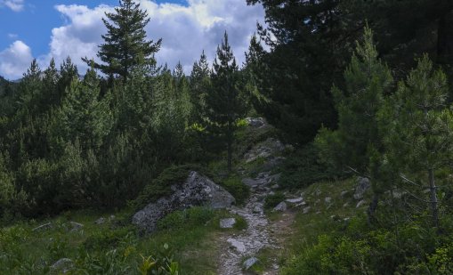 На планина с много вода, шапка и слънцезащитен крем
