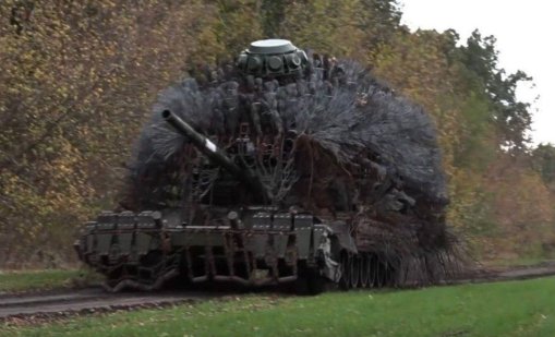 Руските танкове заприличаха на "таралежи" в опит да отблъснат украинските дронове ВИДЕО