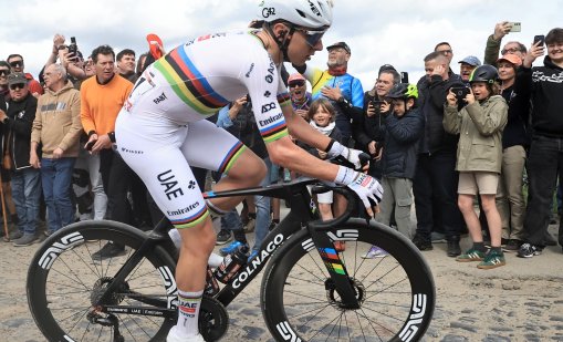 Платиха на търг 95 хиляди евро за скъсана фланелка на Тадей Погачар 