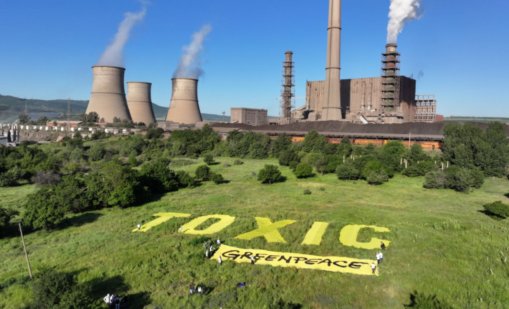 "Грийнпийс" разпънаха огромен надпис TOXIC пред ТЕЦ "Бобов дол"