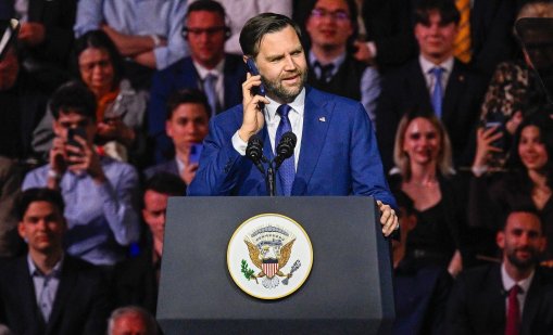 Ванс се обади на раздразнения Тръмп от сцената в Унгария: Дай ми секунда ВИДЕО