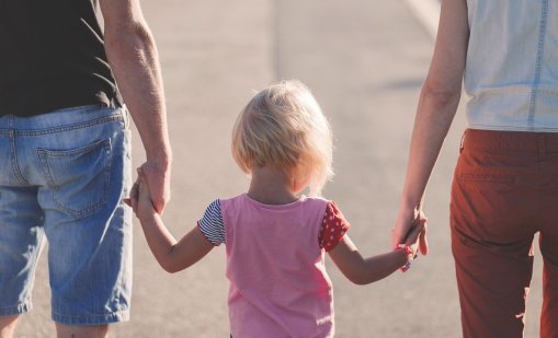 Пада долната граница: Все повече малолетни момичета стават майки