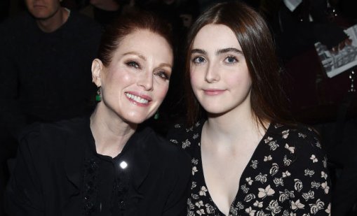 Джулиан Мур и 23-годишната ѝ дъщеря Лив като супермодели по бански
