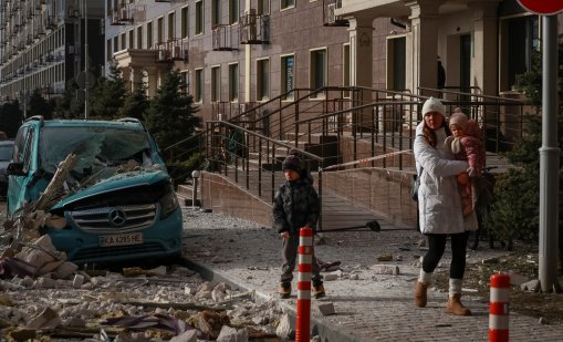 Изтощението и страхът от войната са видни в Киев - от Tinder до танците и басейна