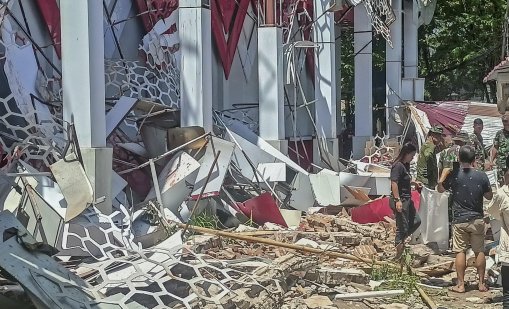 Мощният трус край Индонезия вдигна цунами, има жертва