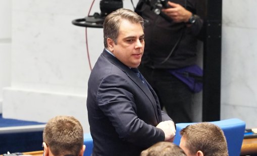 Асен Василев: Няма как да поръчваме лекари от AliExpress за 500 долара