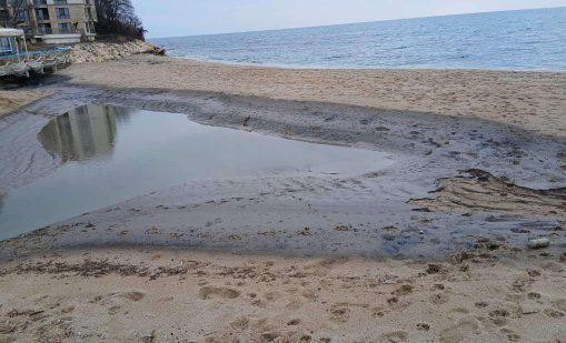 Мазут оцапа плажове у нас, замърсяването е от стар разлив извън наши води