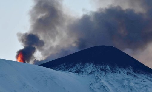 Етна изригна отново и наруши полетите в Сицилия ВИДЕО