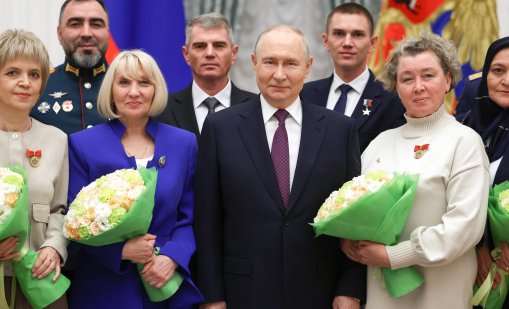 Путин стана на 74 години докато кръгът около него се смалява 