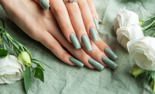 Предложения за маникюр в най-хитовия цвят за пролетта