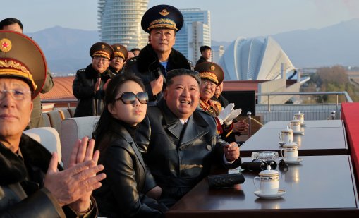 Ким Чен Ун отбеляза 80-годишнината на ВВС, до него дъщеря му СНИМКИ