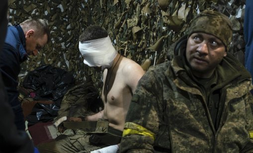 Руснаци издълбали „Слава на Русия“ върху корема на украински войник СНИМКА