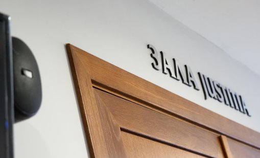 Мъж опря нож в гърлото на жена, закани се да я убие