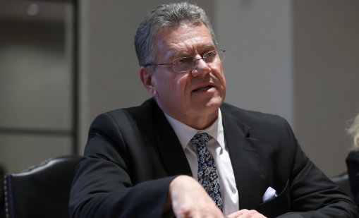 Еврокомисарят Шефчович отрича, че се е срещал с Джефри Епстийн