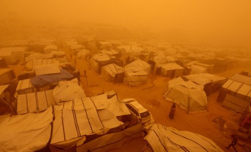 Силна пясъчна буря в палатков лагер в Газа СНИМКИ