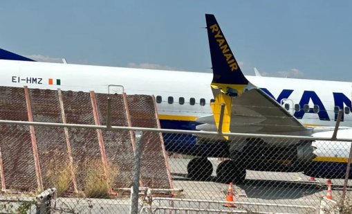 Самолет на Ryanair се вряза в ограда на летище в Гърция 