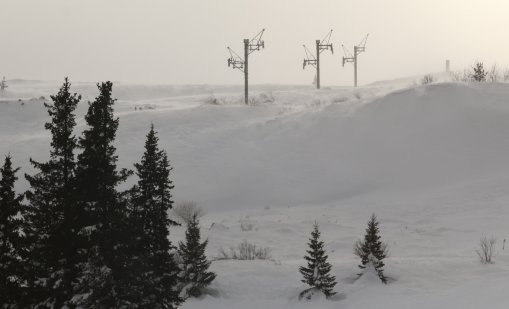 В планините е облачно и мъгливо, със снежна покривка около 15 см
