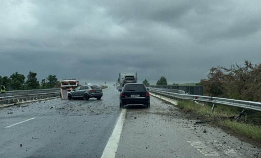 Две "Ауди"-та се удариха на "Тракия", движението е затруднено