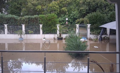 Наводнение в курорта Лозенец, приземни етажи са под вода ВИДЕО