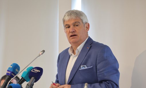 Референдумът за еврото е закъснял, президентът създава само хаос
