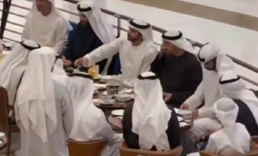 Престолонаследникът на Дубай пи кафенце в мол, докато дронове летят към страната му ВИДЕО