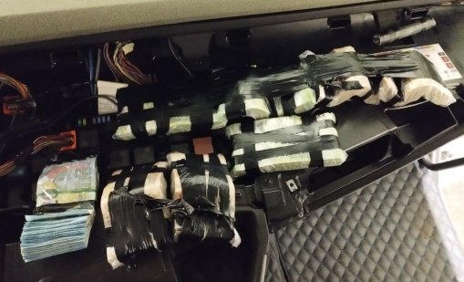 Хванаха 100 000 недекларирани евро във въздуховода на камион