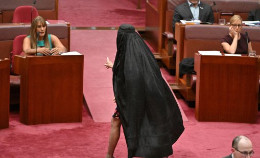 Сенатор в австралийския парламент се появи с бурка в знак на протест
