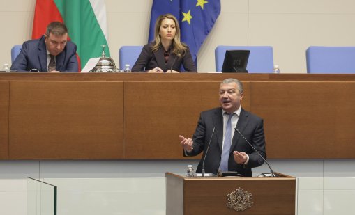 Разправии в пленарна зала заради ограничаването на секциите в чужбина