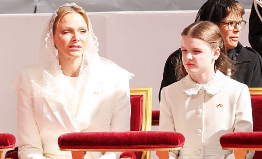 Привилегии: Принцеса Шарлийн се възползва от правото си да носи бяло на среща с папата