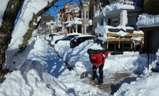 Близо метър сняг затрупа източното крайбрежие на САЩ 