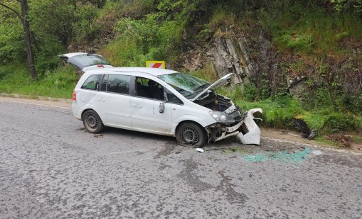 Мистериозна катастрофа край Стара Загора, шофьорът избяга СНИМКИ