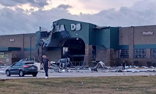 Няколко торнада удариха централната част на САЩ.поне осем загинали