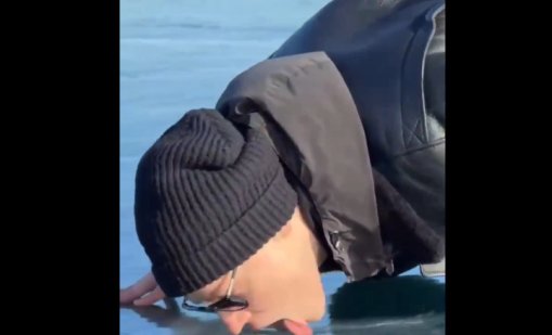 Защо изгориха чучело на любимия певец на Путин край Байкал?  ВИДЕО