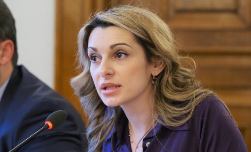 Митова: За първи път имаме вицепремиер, който е бил в черен списък в Брюксел