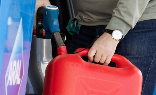 Скъпият петрол удря света