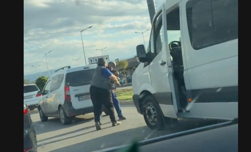 Шофьор на бус и колоездач се млатиха яко в Пловдив ВИДЕО