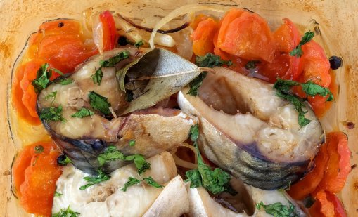 Рецептата Dnes: печена скумрия със зеленчуци на фурна